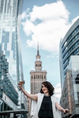 İş gezisi. Telefonu olan iş kadını. Büyük bir şehirde başarılı bir kız. İş tatilinde şık bir kadın. Selfie'ler. Çağrı.