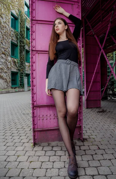 Chica Con Estilo Suéteres Negros Faldas Cortas Posando Cerca Del — Foto de Stock