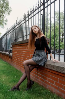 Baharda ya da yaz aylarında mutlu bir kadın orman parkında kollarını mutluluk, umut ve canlılık ile açar. Kafkasyalı kız doğada rahatlıyor ve hayatın tadını çıkarıyor..