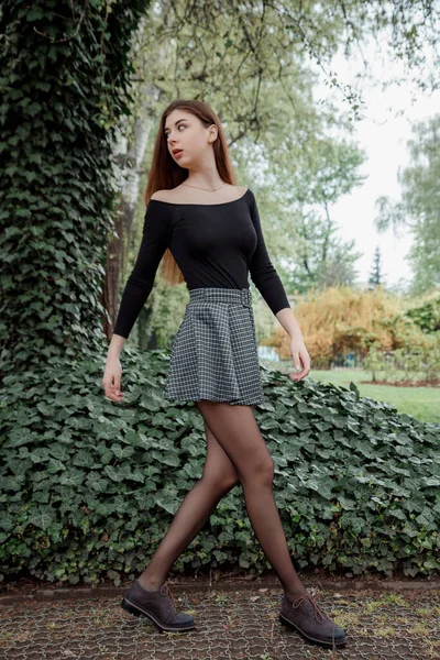 Chica Con Estilo Suéteres Negros Faldas Cortas Posando Cerca Del — Foto de Stock