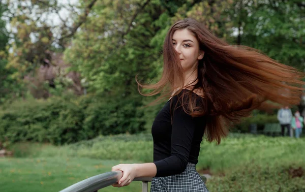 Belle Fille Marche Dans Parc Verdoyant Jeune Femme Aux Longs — Photo