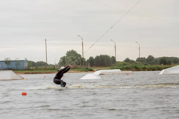 Atletisk Tjej Simmar Wakeboard Kvinna Sjön Simmar Wakeboard — Stockfoto