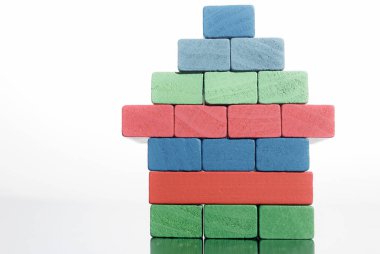 Renkli bloklardan bir ev. Ev kredisi. Bir daire için ipotek.