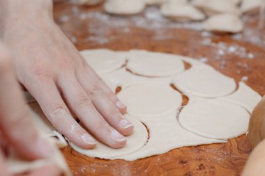 Kadın eli ve hamur köftesi. Hamur köftesi yapıyorum. Yemek pişirme.
