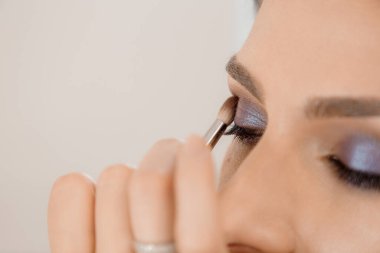 Kaş fırçaları. Masada siyah kaş fırçaları var. Masadaki kaş düzeltmesi için kozmetik aletler. Çiçekler masaya odaklanamaz.