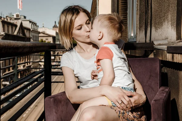Maman Avec Son Bebe Sur Le Balcon Jeune Mere Avec Son Fils Etreignant La Famille Regarde La Rue De La Ville Krakow Polska Heureux Jouir Stock Photo Maman Avec Son Bebe Sur Le Balcon Jeune Mere Avec Son Fils Etreignant La Famille Regarde La Rue De La Ville Krakow Polska Heureux Jouir Stock Photo
