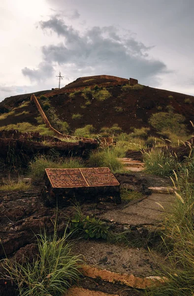 Masaya Volkanı 'nın tepesindeki Cruz de Boadilla' ya çıkan merdivenler. Güzel bulutlar ve tepede yeşil çimenler.