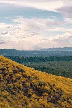 Momotombo yanardağının önü çimlerle kaplı bir tepeyle Masaya volkanı ulusal parkının tepesinden harika bir manzara.
