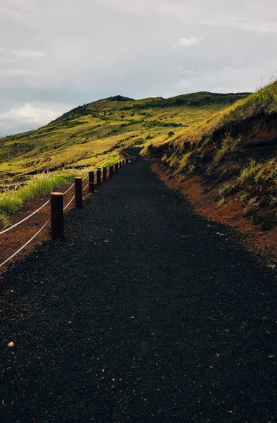 Masaya yanardağının tepesinden volkanik kumla kaplı dikey bir yol görüntüsü.