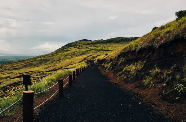 Volkanik kumla kaplı Masaya yanardağının tepesinden geniş bir yol görüntüsü