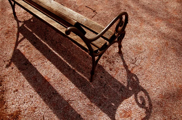 Alte Rustikale Holzbank Mit Schatten — Stockfoto