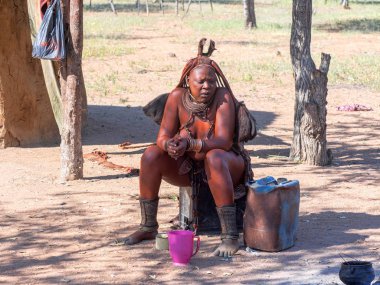 Kuzey Namibya, 6 Mayıs 2018: Kadın kabile Himba, 6 Mayıs 2018, Kuzey Namibya