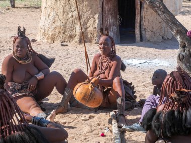 Kuzey Namibya, 6 Mayıs 2018: kadın kabile Himba, 6 Mayıs 2018, Kuzey Namibya çalışma