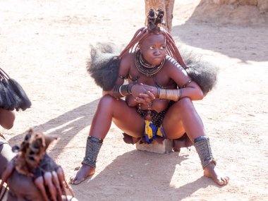 Kuzey Namibya, 6 Mayıs 2018: Kadın kabile Himba, 6 Mayıs 2018, Kuzey Namibya