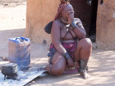 Kuzey Namibya, 6 Mayıs 2018: Kadın kabile Himba, 6 Mayıs 2018, Kuzey Namibya