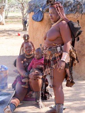 Kuzey Namibya, 6 Mayıs 2018: Kadın kabile Himba, çocuk, 6 Mayıs 2018, Kuzey Namibya ile