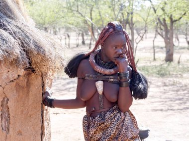 Kuzey Namibya, 6 Mayıs 2018: Kadın kabile Himba, 6 Mayıs 2018, Kuzey Namibya