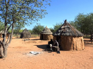 Kuzey Namibya, 6 Mayıs 2018: Kulübe kabilesine mensup Himba, 6 Mayıs 2018, Kuzey Namibya 
