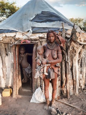 Kuzey Namibya, 6 Mayıs 2018: kız çocuk turist nereye değil, bir köyde geleneksel 6 Mayıs 2018, Kuzey Namibya ile Himba Kabilesinin