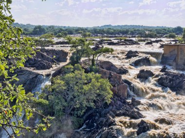 Namibya ve Botsvana sınırında güzel Ruacana düşüyor.