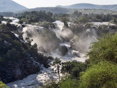 Namibya ve Botsvana sınırında güzel Ruacana düşüyor.