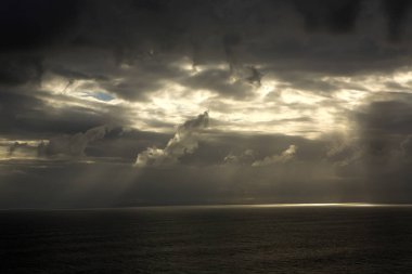 Bali deniz üzerinde geç öğleden sonra güneş parlıyor