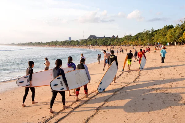 Bali Indonesien Juni 2016 Surfare Stranden Juni 2016 Bali Indonesien — Stockfoto