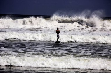Bali dalgalar üzerinde yerli sörfçü