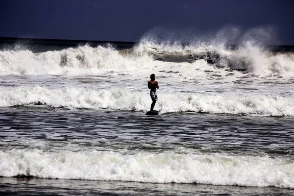 Aborigine Surfer Auf Den Wellen Bali — Stockfoto