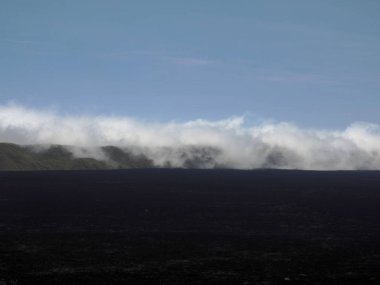 Bulutlar Sierra Negra, Isabela Adası, Galapagos, Ekvador kraterin içine rulo