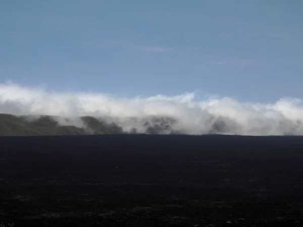 Облака Скатываются Кратер Сьерра Негра Остров Изабелла Галапагос Эквадор — стоковое фото