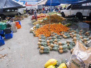 Quito, Ekvator - 07 Aralık 2017, zengin meyve, sebze ve et, Quito pazar alanı, teklif 07 Aralık 2017, Quito, Ekvator. 