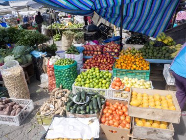 Quito, Ekvator - 07 Aralık 2017, zengin meyve, sebze ve et, Quito pazar alanı, teklif 07 Aralık 2017, Quito, Ekvator. 