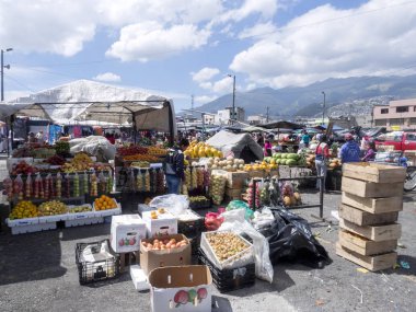 Quito, Ekvator - 07 Aralık 2017, zengin meyve, sebze ve et, Quito pazar alanı, teklif 07 Aralık 2017, Quito, Ekvator. 