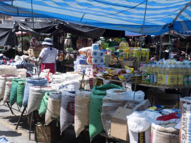 Quito, Ekvator - 07 Aralık 2017, zengin meyve, sebze ve et, Quito pazar alanı, teklif 07 Aralık 2017, Quito, Ekvator. 