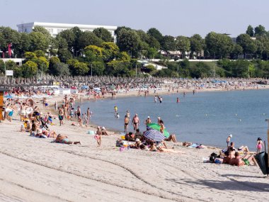 Golden Sands, Bulgaristan-1 Temmuz:, 2017 Yaz 1 Temmuz 2017 Golden Sands, Bulgaristan üzerinde turist ile kalabalık plaj. 