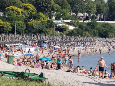 Golden Sands, Bulgaristan-1 Temmuz:, 2017 Yaz 1 Temmuz 2017 Golden Sands, Bulgaristan üzerinde turist ile kalabalık plaj. 
