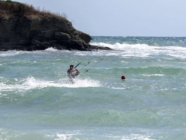 风筝在黑海的波浪 保加利亚 — 图库照片