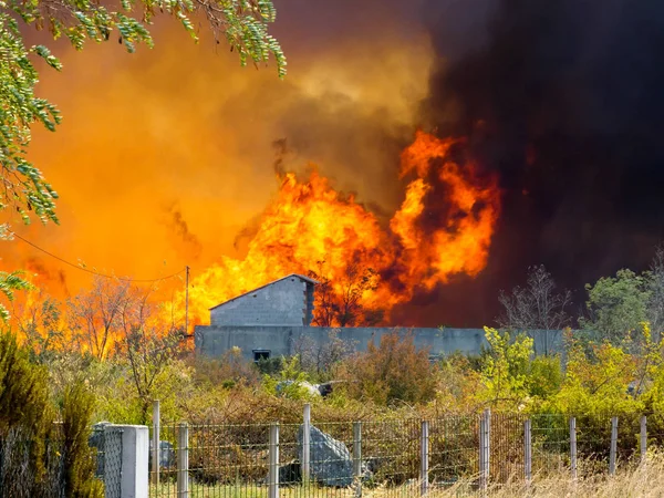 Egy Pusztító Tűzvész Horvátországban Pristeg Falu Közelében — Stock Fotó