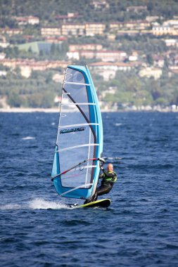 Rüzgar Sörfü, Lake Garda, İtalya Eylül 26.2016 Rüzgar Sörfü, Lago di Garda, İtalya 26 Eylül. 2016