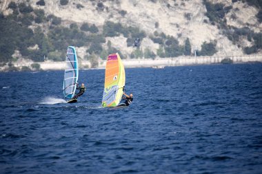 Rüzgar Sörfü, Lake Garda, İtalya Eylül 26.2016 Rüzgar Sörfü, Lago di Garda, İtalya 26 Eylül. 2016