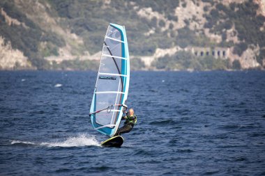 Rüzgar Sörfü, Lake Garda, İtalya Eylül 26.2016 Rüzgar Sörfü, Lago di Garda, İtalya 26 Eylül. 2016