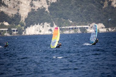 Rüzgar Sörfü, Lake Garda, İtalya Eylül 26.2016 Rüzgar Sörfü, Lago di Garda, İtalya 26 Eylül. 2016