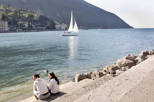 Waterfront Lake Garda Italia Septiembre 2016 Tiempo Fresco Lago Garda — Foto de Stock