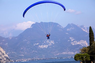 Lago Di Garda, İtalya Eylül 25.2016 popüler yamaç paraşütü bir göl, 25 Eylül yukarıda. 2016, Lago di Garda, İtalya