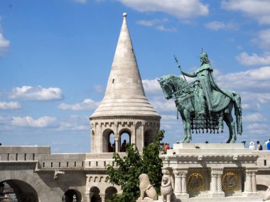 Kral Stephan'ın anıt önünde Fisherman's Bastion, Budapeşte, Macaristan