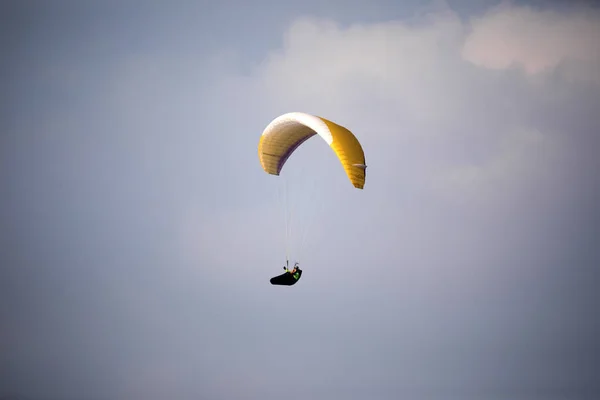 Lago Garda Italien September2016 Beliebtes Gleitschirmfliegen Über Einem See September — Stockfoto