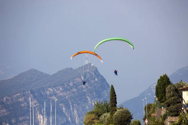 Lago Garda Italien September 2016 Beliebtes Paragliding Über Einem See — Stockfoto