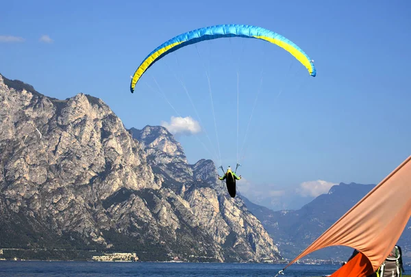 Lago Garda Italien September 2016 Beliebtes Paragliding Über Einem See — Stockfoto