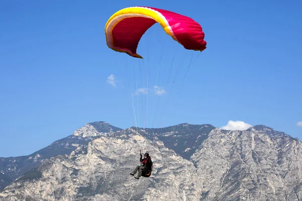 Lago Garda Italien September 2016 Beliebtes Paragliding Über Einem See — Stockfoto